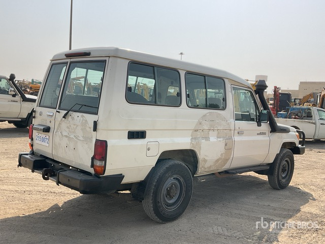 2014 Toyota Land Cruiser 78L 4x4 SUV - SUV : 사진 3 2014 Toyota Land Cruiser 78L 4x4 SUV - SUV : 사진 3