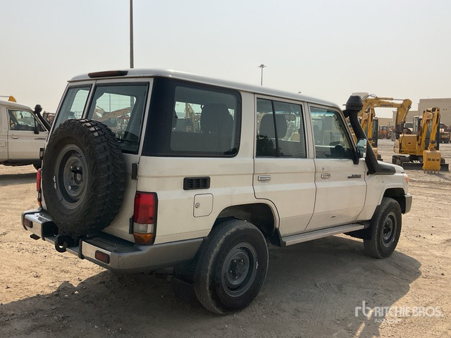 2014 Toyota Land Cruiser LX 76L 4x4 SUV - SUV : 사진 3 2014 Toyota Land Cruiser LX 76L 4x4 SUV - SUV : 사진 3
