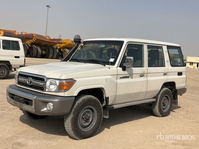2014 Toyota Land Cruiser LX 76L 4x4 SUV - SUV : 사진 2 2014 Toyota Land Cruiser LX 76L 4x4 SUV - SUV : 사진 2