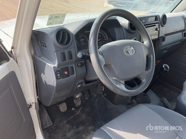 2016 Toyota Land Cruiser 79L 4x4 Crew Cab Pickup - 픽업트럭 : 사진 5 2016 Toyota Land Cruiser 79L 4x4 Crew Cab Pickup - 픽업트럭 : 사진 5