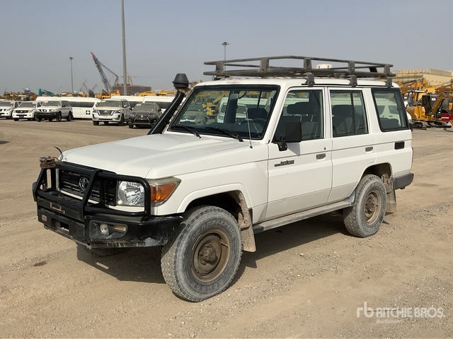2018 Toyota Land Cruiser 76L 4x4 SUV - SUV : 사진 1 2018 Toyota Land Cruiser 76L 4x4 SUV - SUV : 사진 1