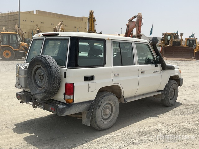 2018 Toyota Land Cruiser 76L 4x4 SUV - SUV : 사진 4 2018 Toyota Land Cruiser 76L 4x4 SUV - SUV : 사진 4