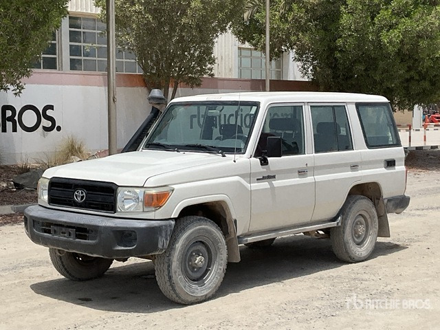 2018 Toyota Land Cruiser 76L 4x4 SUV - SUV : 사진 2 2018 Toyota Land Cruiser 76L 4x4 SUV - SUV : 사진 2