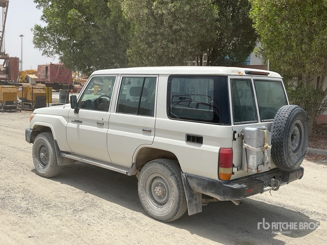 2018 Toyota Land Cruiser 76L 4x4 SUV - SUV : 사진 3 2018 Toyota Land Cruiser 76L 4x4 SUV - SUV : 사진 3