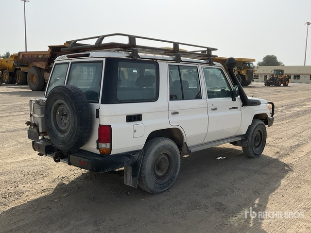 2018 Toyota Land Cruiser 76L 4x4 SUV - SUV : 사진 4 2018 Toyota Land Cruiser 76L 4x4 SUV - SUV : 사진 4