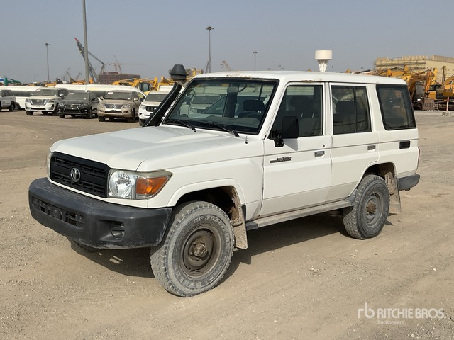 2018 Toyota Land Cruiser 76L 4x4 SUV - SUV : 사진 1 2018 Toyota Land Cruiser 76L 4x4 SUV - SUV : 사진 1