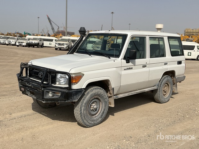 2019 Toyota Land Cruiser 76L 4x4 SUV - SUV : 사진 1 2019 Toyota Land Cruiser 76L 4x4 SUV - SUV : 사진 1