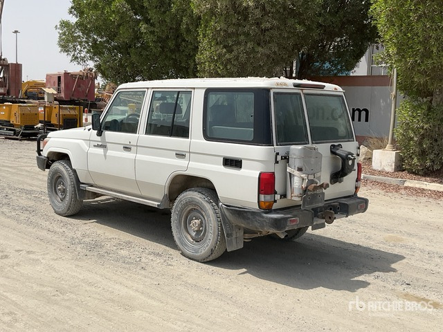 2019 Toyota Land Cruiser 76L 4x4 SUV - SUV : 사진 4 2019 Toyota Land Cruiser 76L 4x4 SUV - SUV : 사진 4