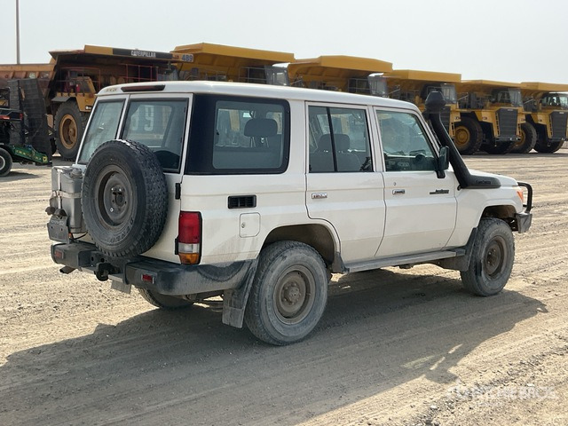 2019 Toyota Land Cruiser 76L 4x4 SUV - SUV : 사진 4 2019 Toyota Land Cruiser 76L 4x4 SUV - SUV : 사진 4