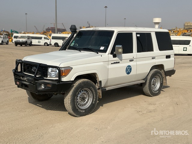 2021 Toyota Land Cruiser 76L 4x4 SUV - SUV : 사진 1 2021 Toyota Land Cruiser 76L 4x4 SUV - SUV : 사진 1