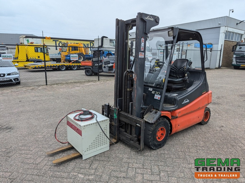 Linde E30 02 - 4058 uur - Duplex Mast - Volrubber Banden - Eurotron 80V-80A Oplader (M34) - 전기 지게차 : 사진 1 Linde E30 02 - 4058 uur - Duplex Mast - Volrubber Banden - Eurotron 80V-80A Oplader (M34) - 전기 지게차 : 사진 1