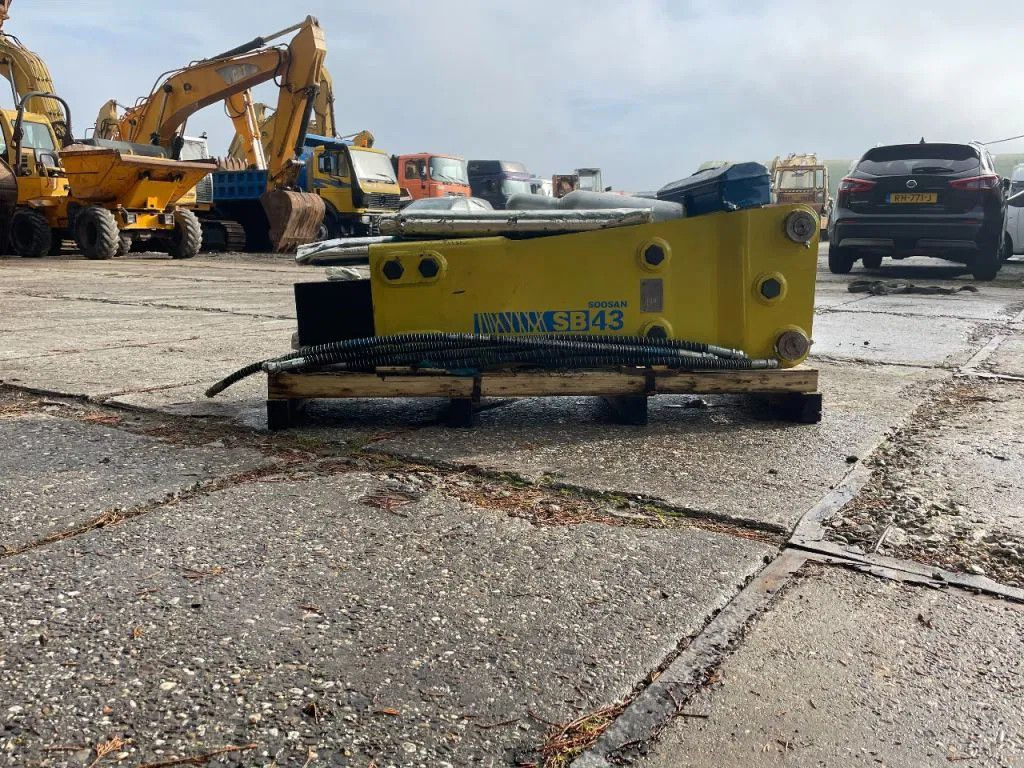 Soosan SB43 Hydraulic Breaker Soosan SB43 Hydraulic Breaker - 유압 해머 건설기계 용 : 사진 3 Soosan SB43 Hydraulic Breaker Soosan SB43 Hydraulic Breaker - 유압 해머 건설기계 용 : 사진 3