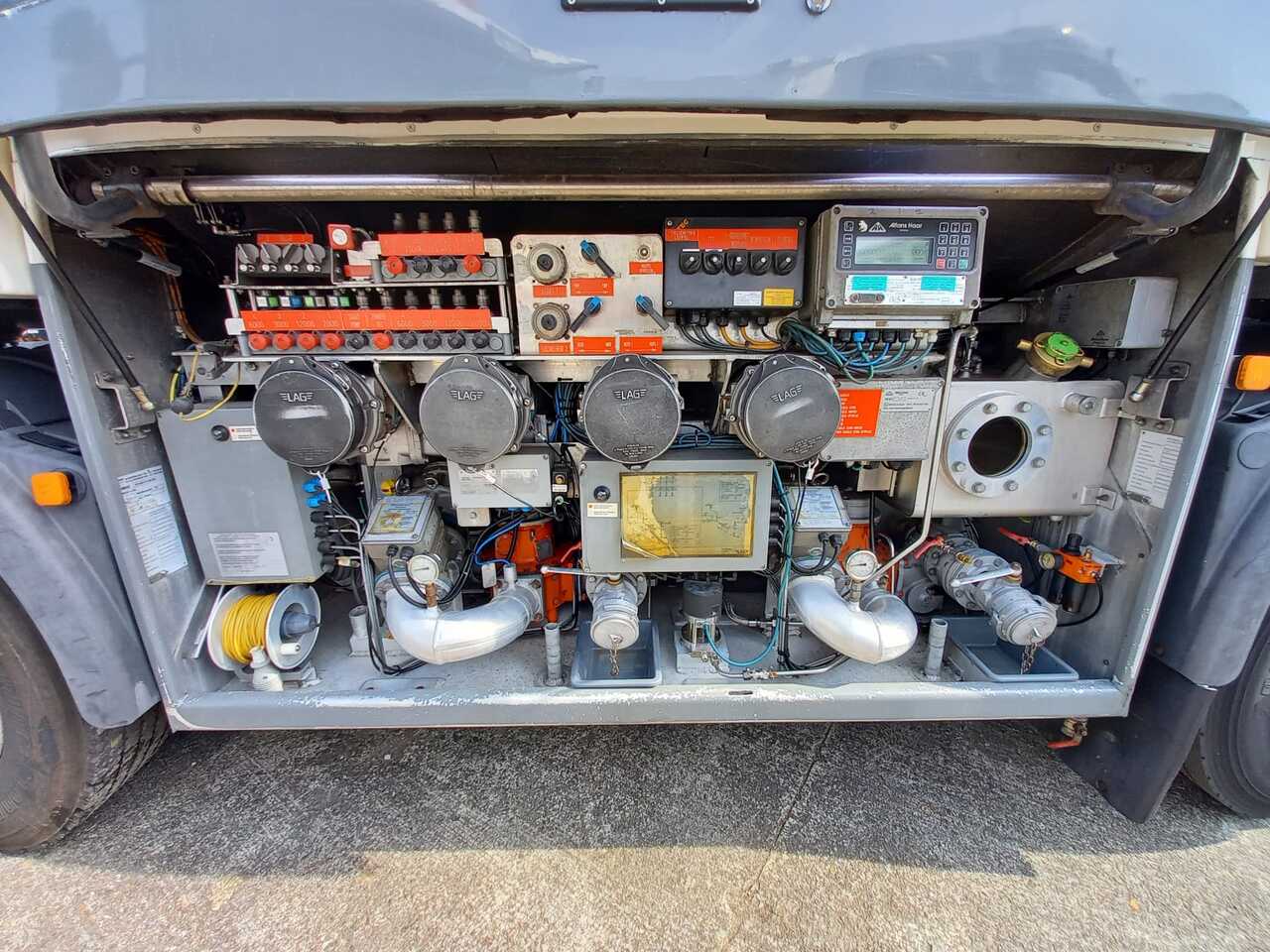 유조트럭 MAN TGS : 사진 11