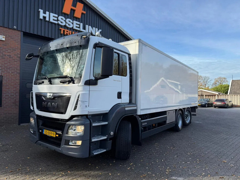 MAN TGS 26.320 7.6M Koffer Stuuras AHK 3.000KG LBW 243.060KM! NL Truck EURO 6 APK 02/2026 - 박스 트럭 : 사진 1 MAN TGS 26.320 7.6M Koffer Stuuras AHK 3.000KG LBW 243.060KM! NL Truck EURO 6 APK 02/2026 - 박스 트럭 : 사진 1