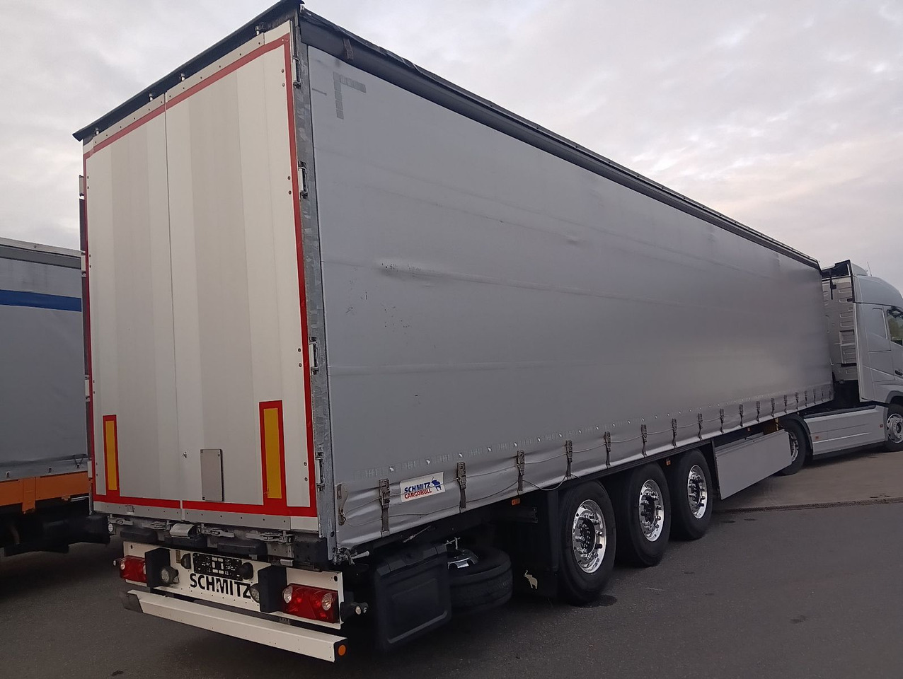 Schmitz Cargobull SCS24-13.62 ALCOA Pal-Kiste Lift Reifen 50-95%! - 커튼사이더 세미 트레일러 : 사진 1 Schmitz Cargobull SCS24-13.62 ALCOA Pal-Kiste Lift Reifen 50-95%! - 커튼사이더 세미 트레일러 : 사진 1