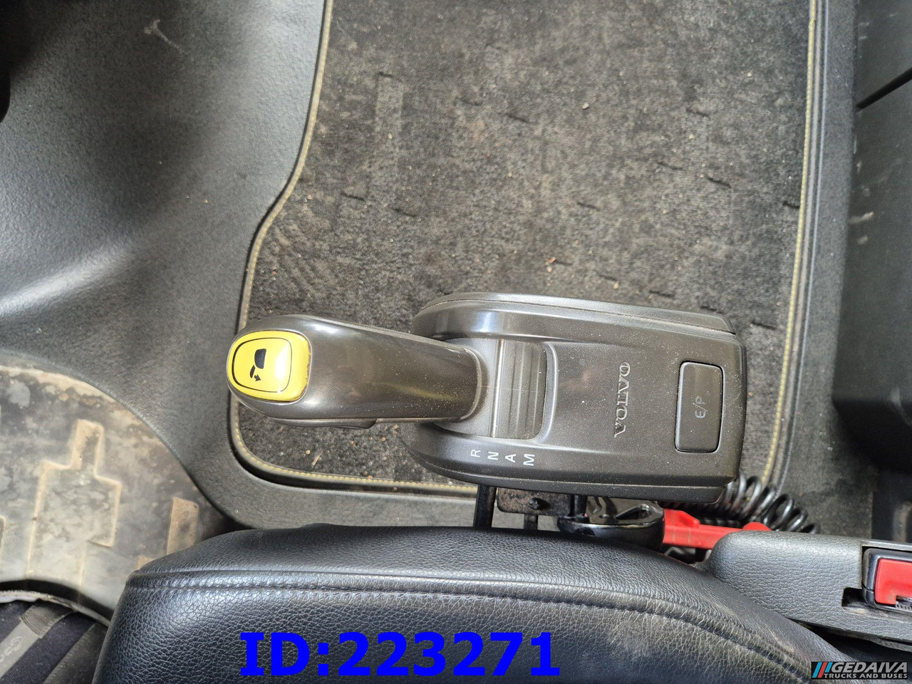 목재 트럭 VOLVO FH16 750HP 8x4 (Steering axle / 2 axles lifting) : 사진 17