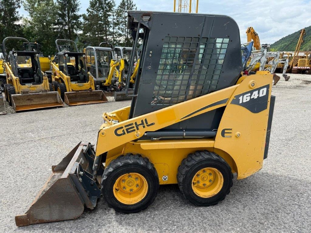Gehl SL1640E (4027) - 스키드 스티어 로더 : 사진 1 Gehl SL1640E (4027) - 스키드 스티어 로더 : 사진 1