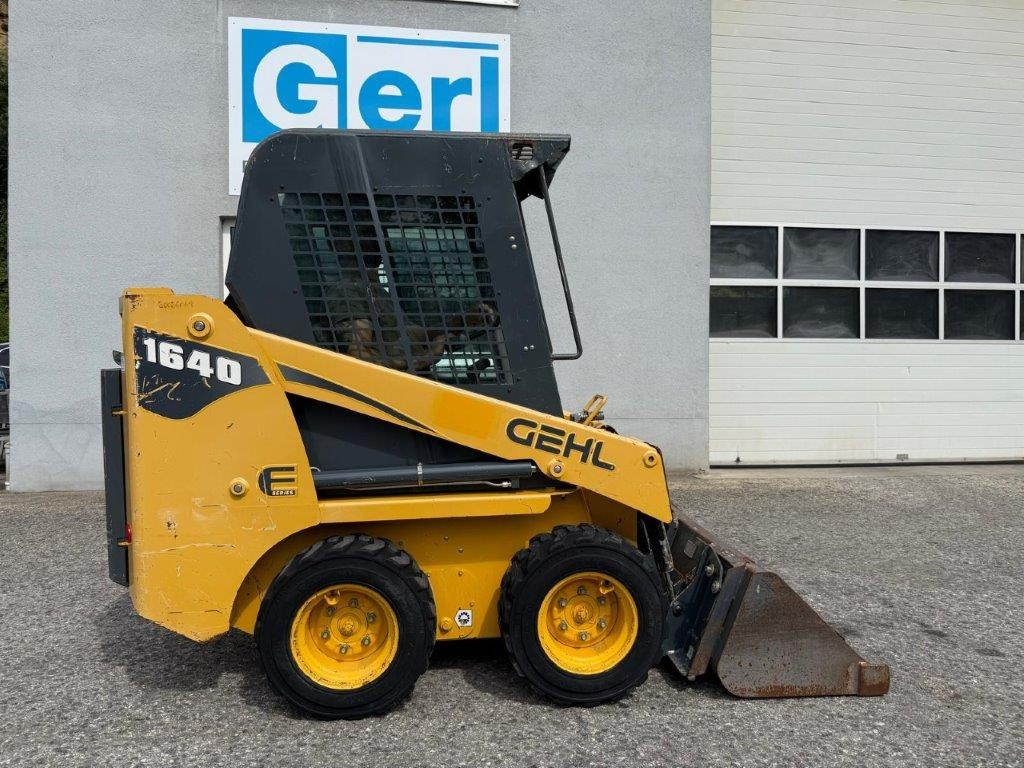 Gehl SL1640E (4027) - 스키드 스티어 로더 : 사진 2 Gehl SL1640E (4027) - 스키드 스티어 로더 : 사진 2
