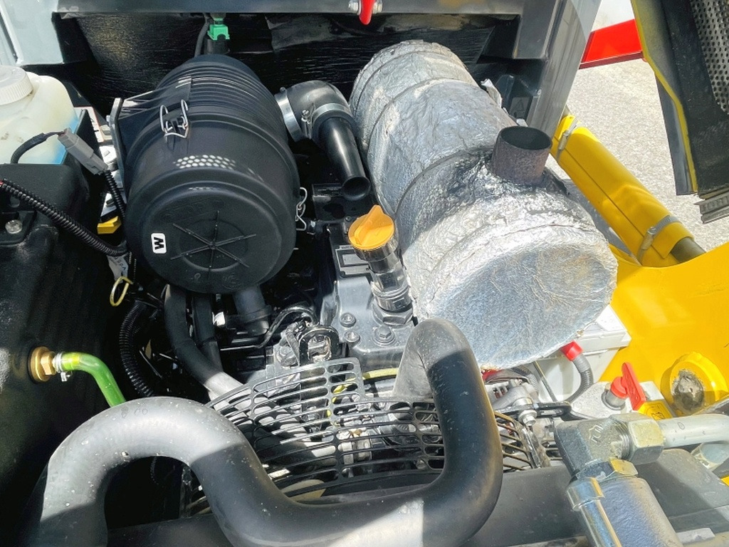 스키드 스티어 로더 Komatsu SK714 (4012) : 사진 8