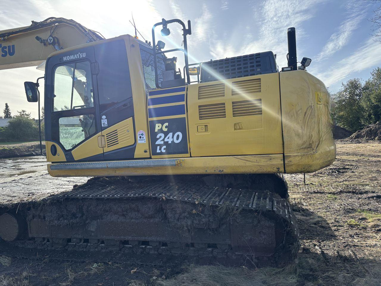 Komatsu PC240LC-11 - 크롤러 굴삭기 : 사진 1 Komatsu PC240LC-11 - 크롤러 굴삭기 : 사진 1
