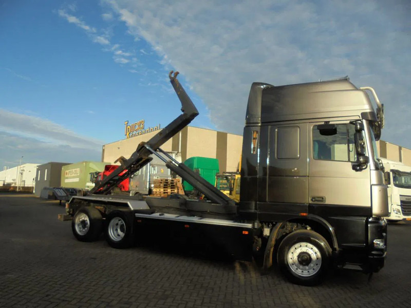 Interior photo 1: 후크 리프트 트럭 DAF XF 105.480 + 6X2 + Discounted from 16.950,-