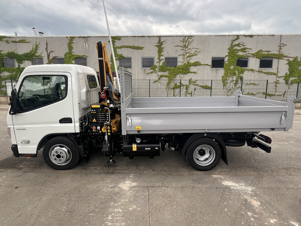 FUSO 35 3S - 크레인 트럭 : 사진 2 FUSO 35 3S - 크레인 트럭 : 사진 2