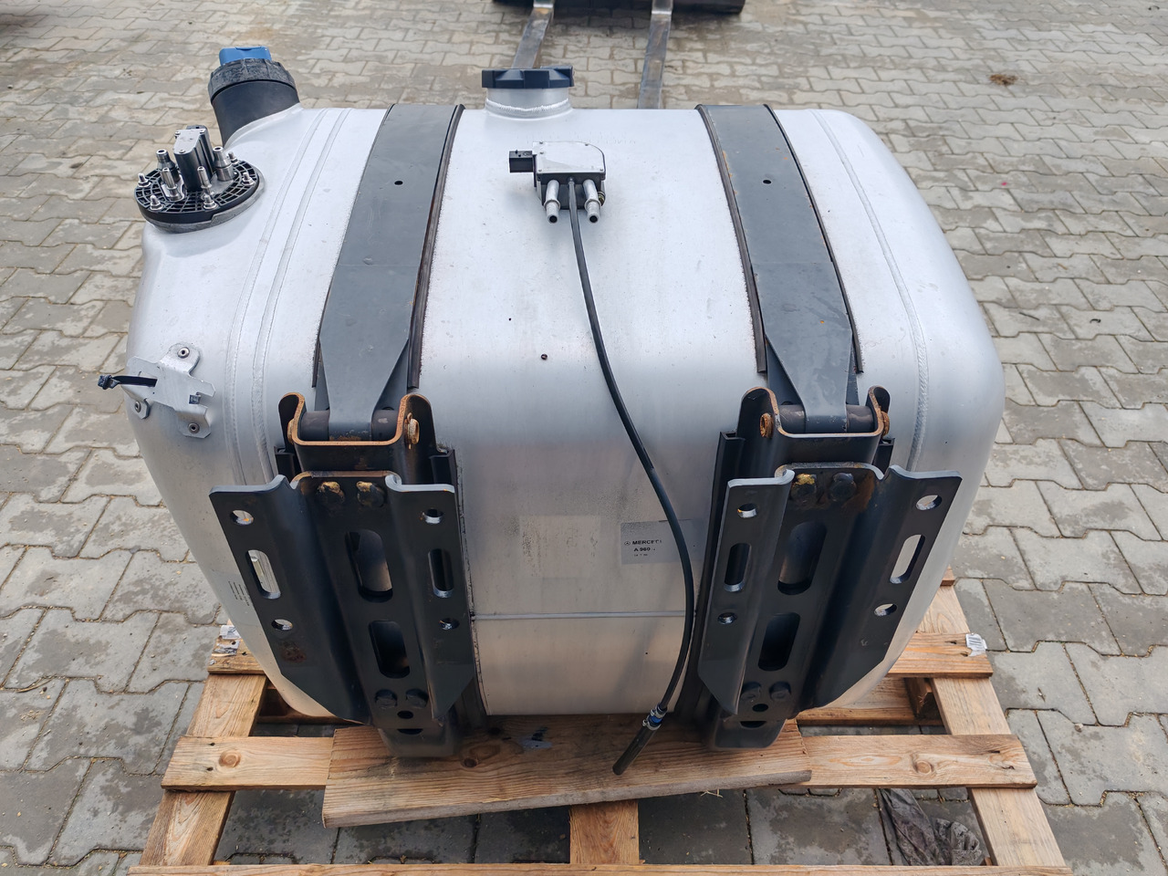 MERCEDES-BENZ ACTROS MP4 / FUEL & ADBLUE TANK / 300L - 연료 탱크 : 사진 5 MERCEDES-BENZ ACTROS MP4 / FUEL & ADBLUE TANK / 300L - 연료 탱크 : 사진 5