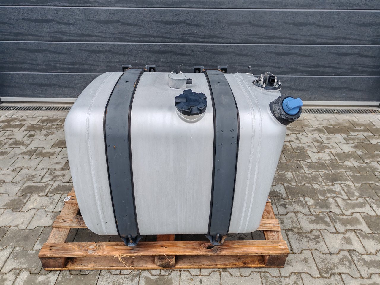 MERCEDES-BENZ ACTROS MP4 / FUEL & ADBLUE TANK / 300L - 연료 탱크 : 사진 2 MERCEDES-BENZ ACTROS MP4 / FUEL & ADBLUE TANK / 300L - 연료 탱크 : 사진 2