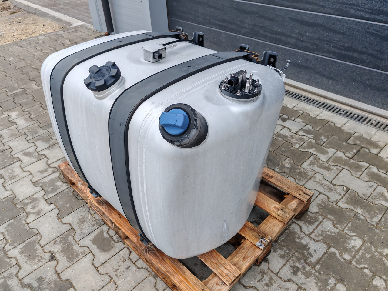 MERCEDES-BENZ ACTROS MP4 / FUEL & ADBLUE TANK / 300L - 연료 탱크 : 사진 4 MERCEDES-BENZ ACTROS MP4 / FUEL & ADBLUE TANK / 300L - 연료 탱크 : 사진 4