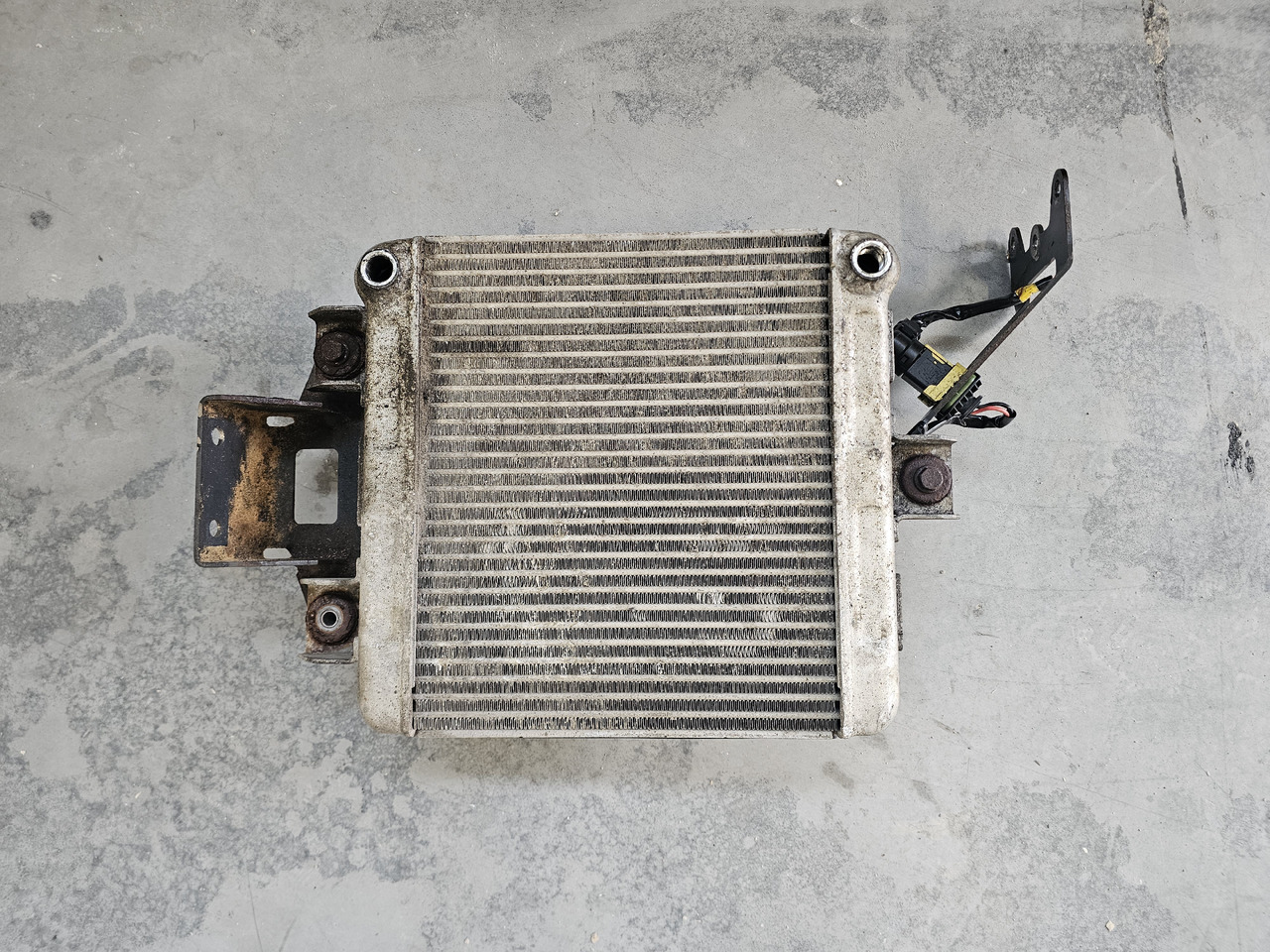 MERCEDES-BENZ ACTROS MP4 / OIL RADIATOR / A9605001601 - 오일 쿨러 : 사진 2 MERCEDES-BENZ ACTROS MP4 / OIL RADIATOR / A9605001601 - 오일 쿨러 : 사진 2