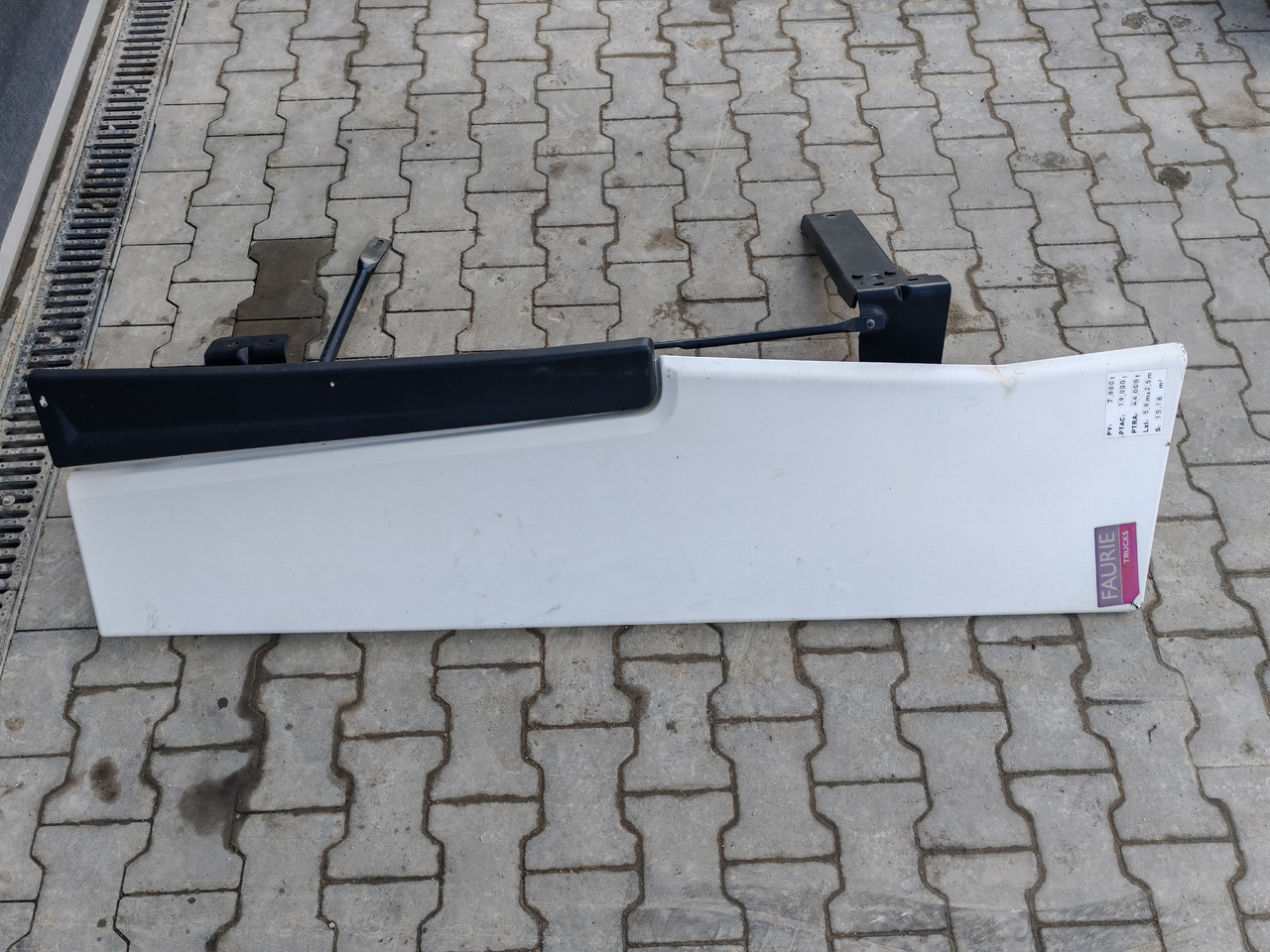 RENAULT RANGE T EURO 6 / HIGH CAB / RIGHT SPOILER - 공기역학/ 스포일러 : 사진 3 RENAULT RANGE T EURO 6 / HIGH CAB / RIGHT SPOILER - 공기역학/ 스포일러 : 사진 3