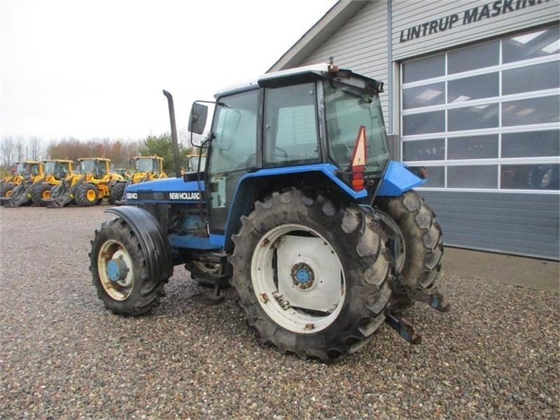 New Holland 8240 SLE Med frontlift og frontPTO - 장궤형 트랙터 : 사진 3 New Holland 8240 SLE Med frontlift og frontPTO - 장궤형 트랙터 : 사진 3