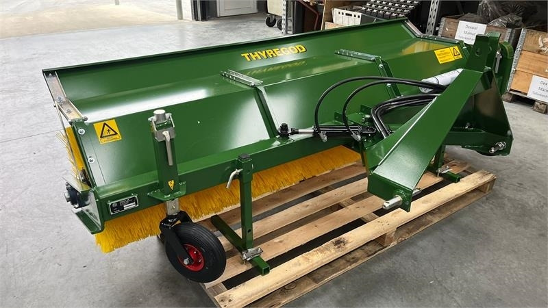 Thyregod TK 2800 med nylon børster og hydraulisk sving. bre - 빗자루 : 사진 1 Thyregod TK 2800 med nylon børster og hydraulisk sving. bre - 빗자루 : 사진 1