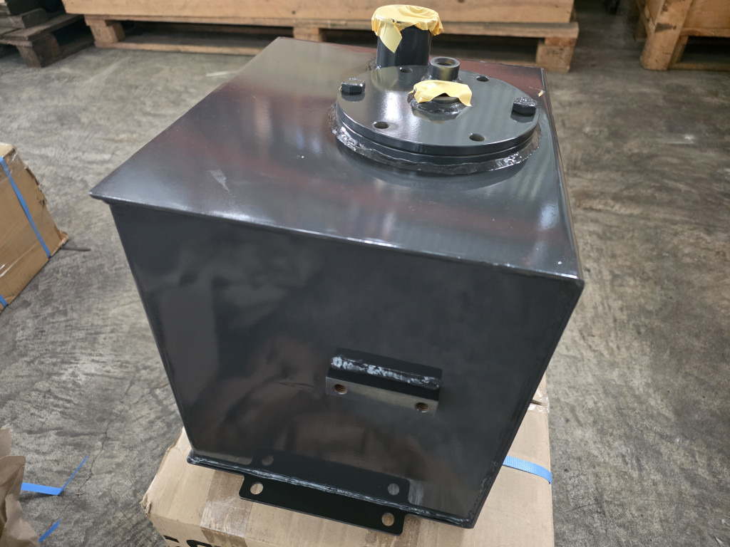 Case 31MJ-01016CG - 31MJ-01016 - 유압 탱크 건설기계 용 : 사진 1 Case 31MJ-01016CG - 31MJ-01016 - 유압 탱크 건설기계 용 : 사진 1