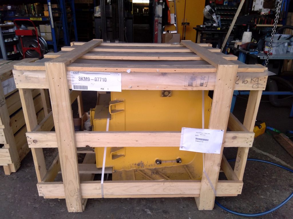 New Holland 3KM9-07710 - 연료 탱크 건설기계 용 : 사진 2 New Holland 3KM9-07710 - 연료 탱크 건설기계 용 : 사진 2