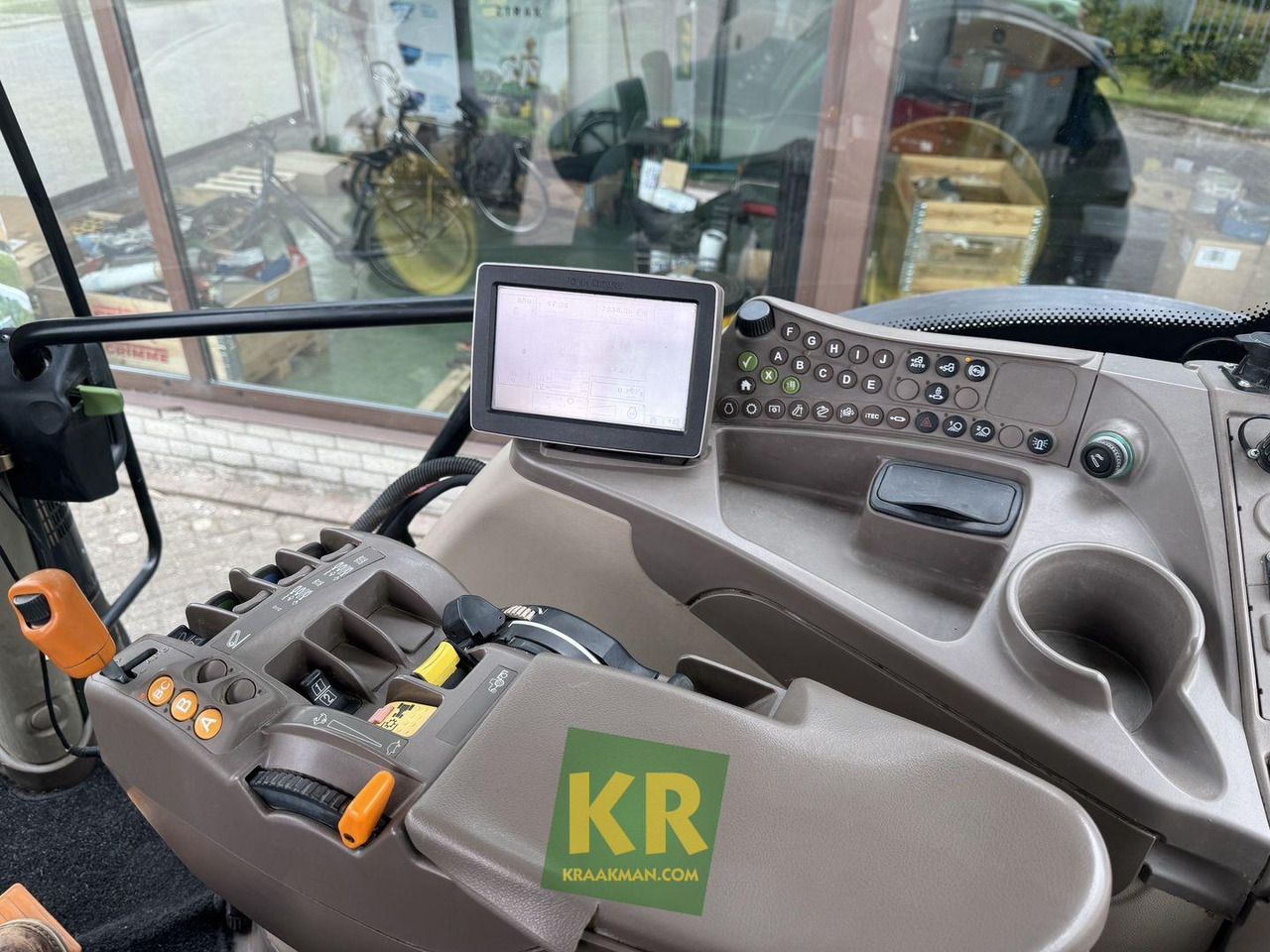 John Deere 6150R - 장궤형 트랙터 : 사진 5 John Deere 6150R - 장궤형 트랙터 : 사진 5