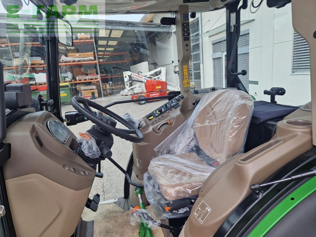 장궤형 트랙터 John Deere 5075 GF : 사진 14