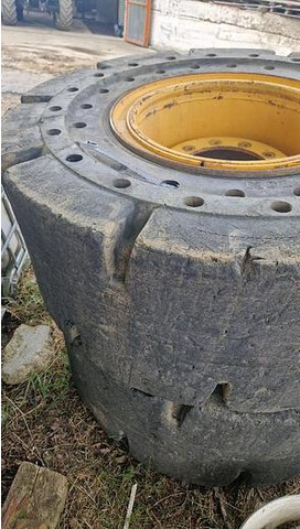 Big Vollgummi Räder 20,5 x 25 mit Volvo Felgen - 타이어 : 사진 3 Big Vollgummi Räder 20,5 x 25 mit Volvo Felgen - 타이어 : 사진 3