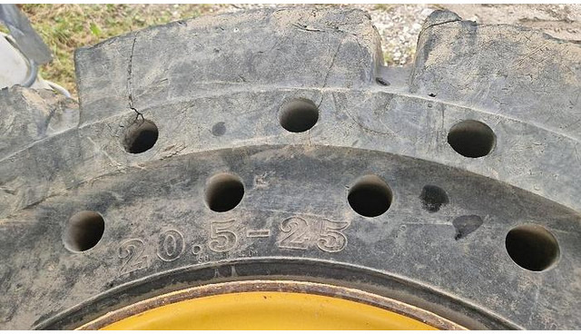 Big Vollgummi Räder 20,5 x 25 mit Volvo Felgen - 타이어 : 사진 5 Big Vollgummi Räder 20,5 x 25 mit Volvo Felgen - 타이어 : 사진 5