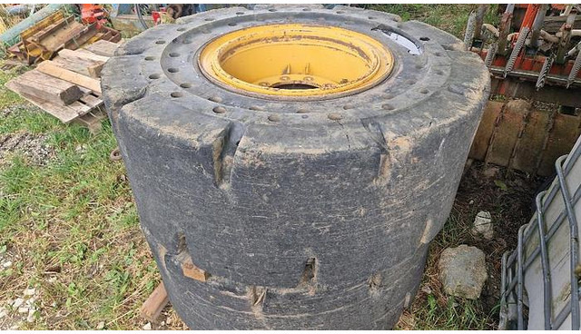 Big Vollgummi Räder 20,5 x 25 mit Volvo Felgen - 타이어 : 사진 1 Big Vollgummi Räder 20,5 x 25 mit Volvo Felgen - 타이어 : 사진 1
