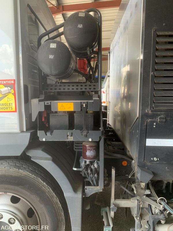 BALAYEUSE COMPOSÉE D'UN PORTEUR MERCEDES ET D'UN SYSTÈME DE BALAYAGE SCHMIDT - 거리 청소 차량 : 사진 2 BALAYEUSE COMPOSÉE D'UN PORTEUR MERCEDES ET D'UN SYSTÈME DE BALAYAGE SCHMIDT - 거리 청소 차량 : 사진 2