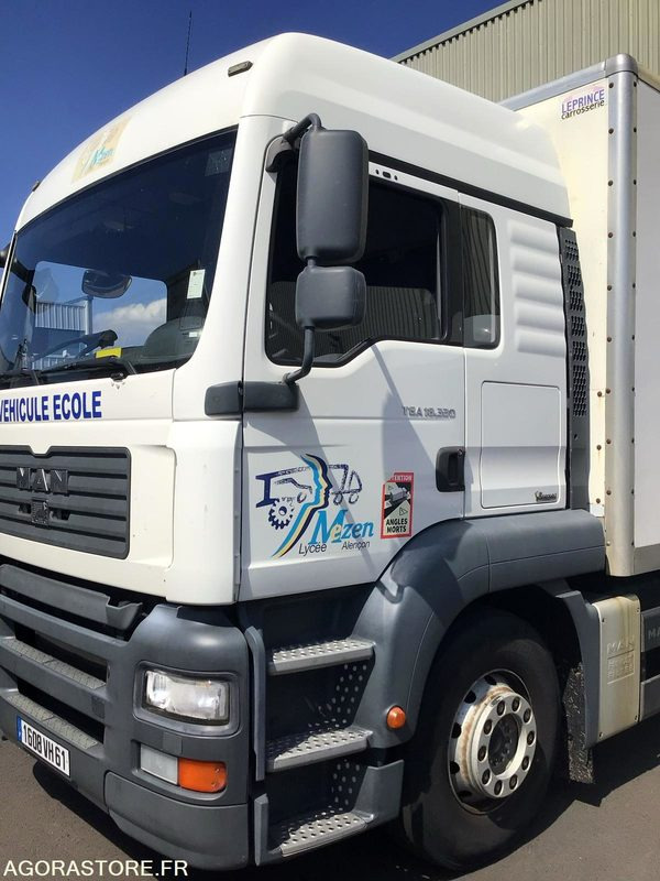 CAMION PORTEUR - 트럭 : 사진 1 CAMION PORTEUR - 트럭 : 사진 1