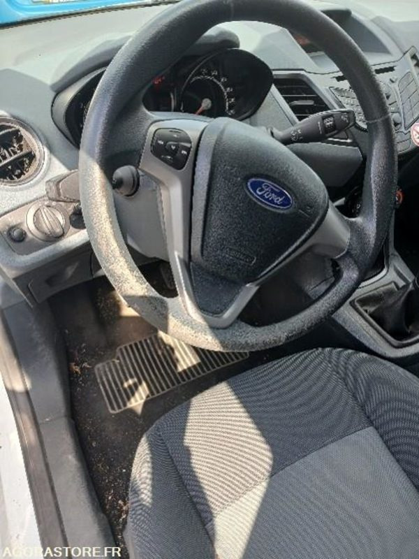 FORD FIESTA N°2 1.2 L– COULEUR BLANCHE - 차량 : 사진 4 FORD FIESTA N°2 1.2 L– COULEUR BLANCHE - 차량 : 사진 4