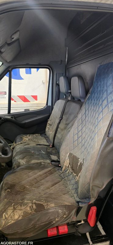 MERCEDES Sprinter fourgon 2006 175000Km Roulant sans CT PRO UNIQUEMENT - 패널 밴 : 사진 5 MERCEDES Sprinter fourgon 2006 175000Km Roulant sans CT PRO UNIQUEMENT - 패널 밴 : 사진 5