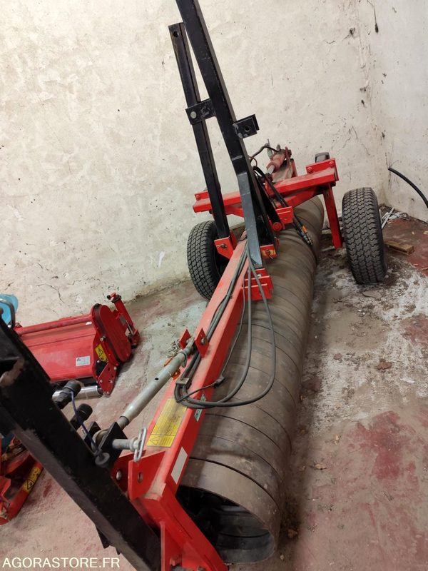 ROULEAU QUIVOGNE RSR 300 TRES PEU SERVI ANNEE 2003 - 정원 장비 : 사진 2 ROULEAU QUIVOGNE RSR 300 TRES PEU SERVI ANNEE 2003 - 정원 장비 : 사진 2