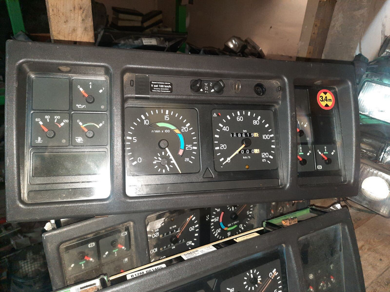 Volvo 70361832-1 . 70361831. 70329201-2 .22205475-P03. 70392912-P01/ - 대시보드 : 사진 1 Volvo 70361832-1 . 70361831. 70329201-2 .22205475-P03. 70392912-P01/ - 대시보드 : 사진 1