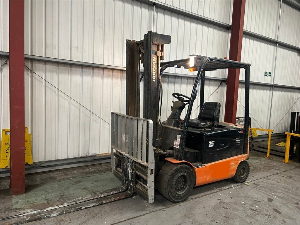 Doosan B25X-5 - 전기 지게차 : 사진 2 Doosan B25X-5 - 전기 지게차 : 사진 2