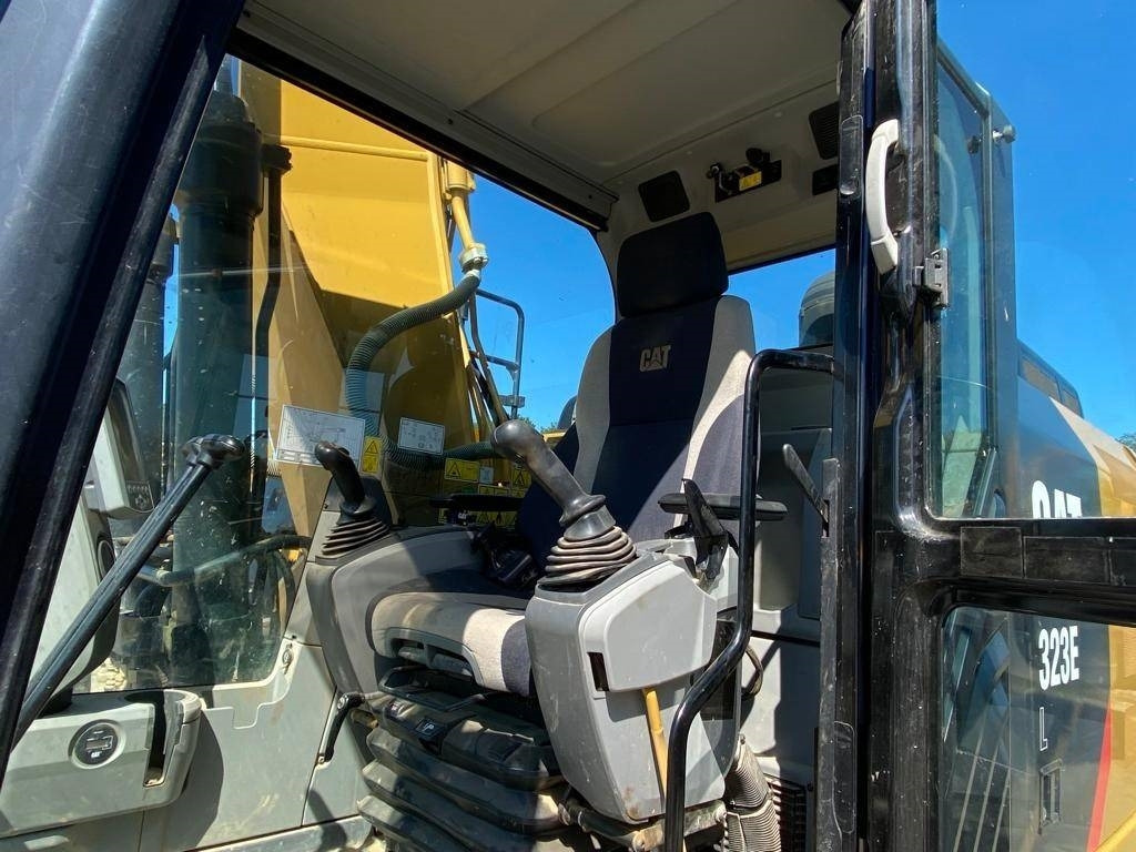 크롤러 굴삭기 CAT 323 E : 사진 6