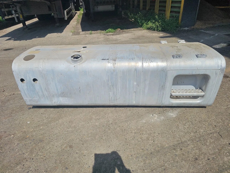 MAN Brandstoftank 595 Liter - L197 B70 H58 - Onderdeel nr. 81.122015733 - 연료 탱크 트럭 용 : 사진 1 MAN Brandstoftank 595 Liter - L197 B70 H58 - Onderdeel nr. 81.122015733 - 연료 탱크 트럭 용 : 사진 1
