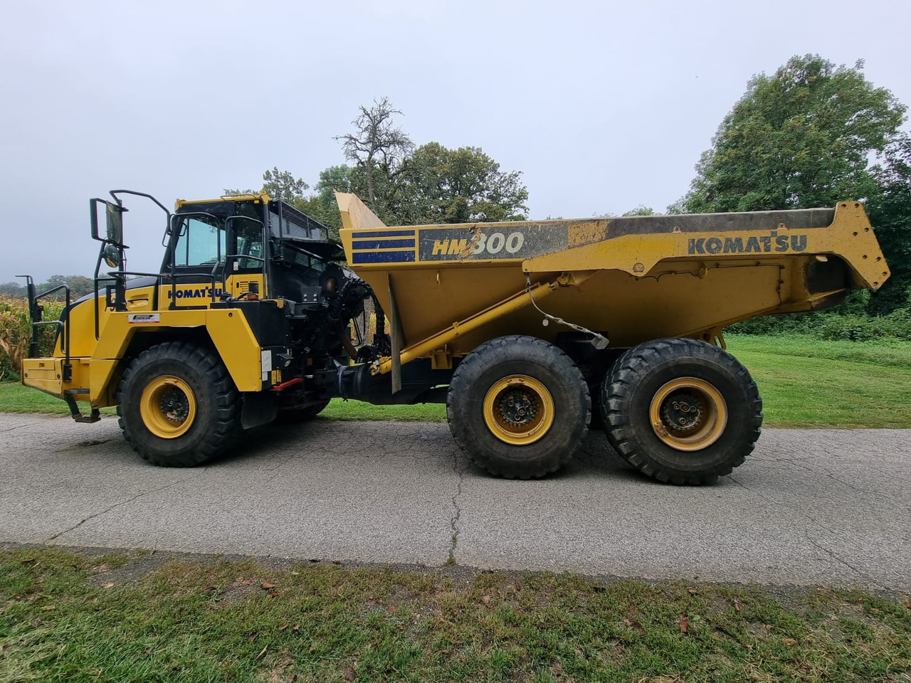 KOMATSU HM 300-5EO - 리지드 덤프/ 바위 트럭 : 사진 1 KOMATSU HM 300-5EO - 리지드 덤프/ 바위 트럭 : 사진 1